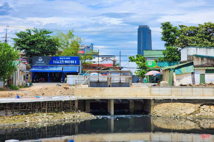 Khu vực trạm bơm nước thải tại cầu Sở Rượu đã cơ bản hoàn thành, sẵn sàng kết nối với hệ thống thu gom nước thải của dự án.
