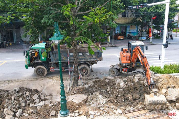 Anh Đặng Ngọc Hoàng - phụ trách kỹ thuật Công ty TNHH Xây dựng Vĩnh Phú cho biết, khối lượng công việc hiện đã đạt trên 95%. Dù đang trong dịp nghỉ lễ Quốc khánh 2/9 nhưng để bảo đảm tiến độ, công ty vẫn duy trì nhân lực, tập trung hoàn thiện các hạng mục còn lại, sớm bàn giao công trình.