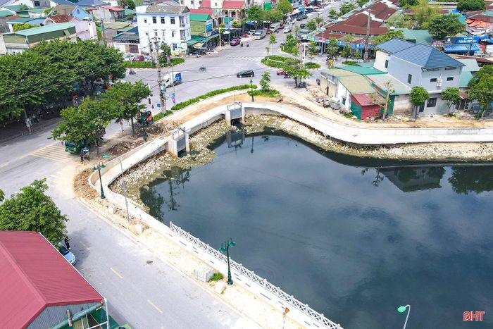 Dự án cũng thực hiện nạo vét khoảng 10.000 m³ bùn đất trong lòng sông, góp phần khơi thông dòng chảy và nâng cao khả năng tiêu thoát nước cho khu vực trung tâm.