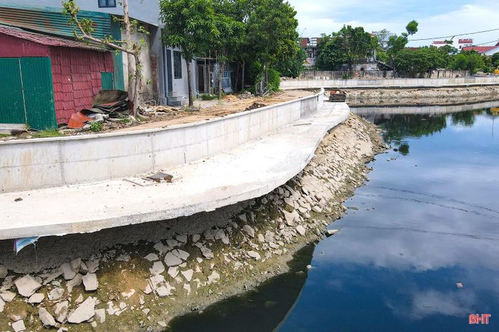 Một trong những hạng mục quan trọng nhất của dự án là xây dựng hệ thống cống bao thu gom nước thải dọc hai bên bờ sông. Khi hoàn thành, nước thải sinh hoạt sẽ được thu gom thay vì xả trực tiếp xuống sông như trước đây, góp phần cải thiện môi trường nước.