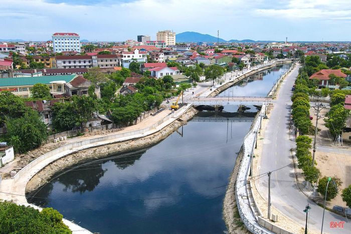Dự án do Ban Quản lý đầu tư xây dựng công trình giao thông và phát triển đô thị tỉnh Hà Tĩnh làm chủ đầu tư và Công ty TNHH Xây dựng Khánh Môn - Công ty TNHH Xây dựng Vĩnh Phú liên danh nhà thầu thi công.