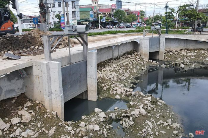 Dự án có tổng mức đầu tư 68 tỷ đồng, gồm các hạng mục: nạo vét lòng sông, xây dựng hệ thống cống bao tách, thu gom nước thải, trạm bơm nước thải và cải tạo cảnh quan hai bên bờ sông