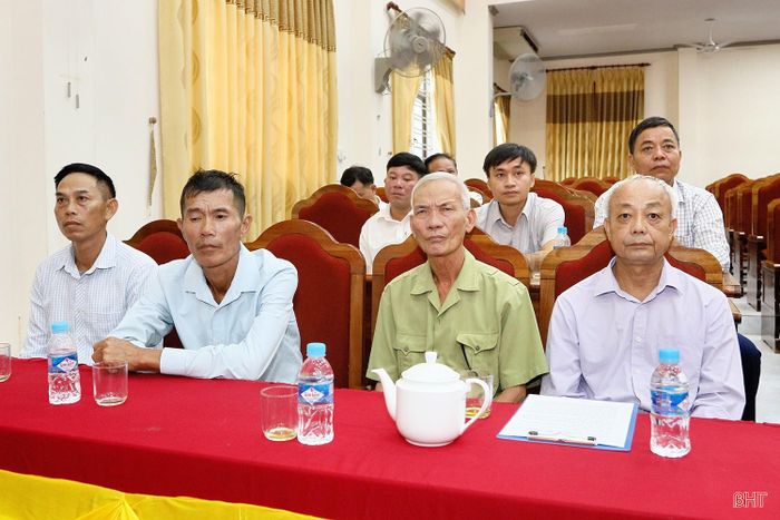 Đại diện thân nhân hai gia đình tham dự buổi lễ.