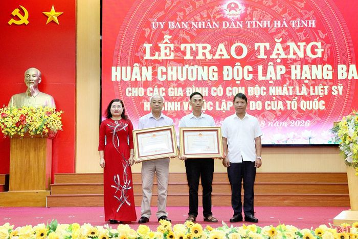Phó Chủ tịch UBND tỉnh Nguyễn Thị Nguyệt cùng đại diện lãnh đạo Ban Tổ chức Tỉnh ủy trao Huân chương Độc lập hạng Ba cho thân nhân các gia đình.
