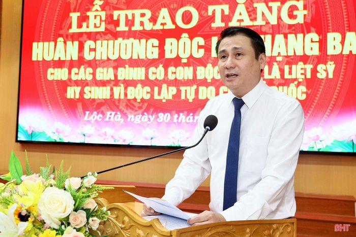 Ông Nguyễn Việt Cường - Phó Bí thư Đảng uỷ, Chủ tịch UBND xã Lộc Hà trình bày diễn văn tại buổi lễ.