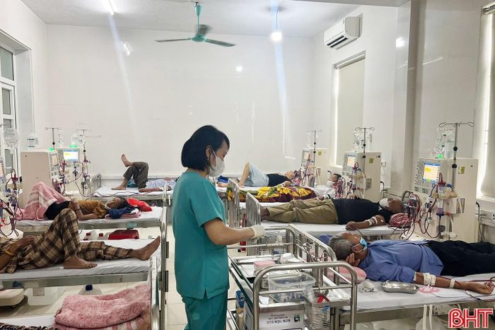 Trong những ngày nghỉ lễ, bên trong các đơn vị chạy thận, những ca lọc máu vẫn diễn ra đều đặn. Những người thầy thuốc vẫn âm thầm làm việc để người bệnh được tiếp tục hành trình điều trị và trở về với gia đình sau mỗi buổi chạy thận an toàn.