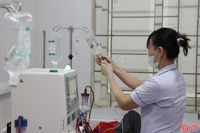 Đối với bệnh nhân suy thận mạn giai đoạn cuối, chạy thận nhân tạo là một phần không thể thiếu trong cuộc sống. Người bệnh thường phải lọc máu nhiều lần mỗi tuần và tuân thủ lịch điều trị chặt chẽ. Vì vậy, việc các cơ sở y tế duy trì hoạt động xuyên lễ có ý nghĩa đặc biệt, giúp người bệnh yên tâm điều trị, không phải lo lắng về việc bỏ lịch hoặc thay đổi quá nhiều sinh hoạt.