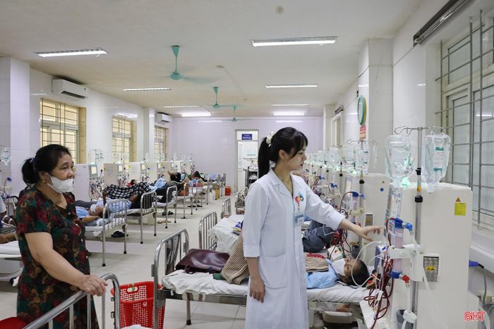 Hiện nay, BVĐK tỉnh có 62 máy chạy thận, được duy trì 3 ca, đáp ứng được nhu cầu cho trên 150 bệnh nhân mỗi ngày. Để chăm sóc chu đáo cho người bệnh, đảm bảo tất cả người bệnh đều được lọc máu theo đúng phác đồ và vừa duy trì khả năng cấp cứu, xử trí các tình huống phát sinh, trong dịp nghỉ lễ, các y bác sĩ tại Khoa Cấp cứu – Chống độc của BVĐK tỉnh đều duy trì lịch trực với 2 bác sĩ và 6 điều dưỡng/ca.