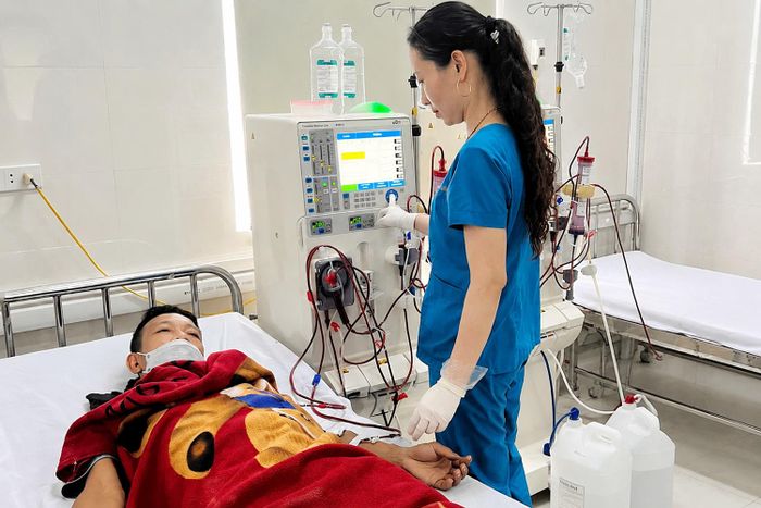 Cũng như các đơn vị khác, do hoạt động xuyên nghỉ lễ nên trung tâm bố trí đầy đủ nhân lực để chăm sóc, theo dõi sát sao mọi diễn biến của bệnh nhân trong quá trình lọc máu.