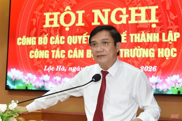 Bí thư Đảng ủy xã Lộc Hà Trần Hữu Thuần phát biểu, giao nhiệm vụ.