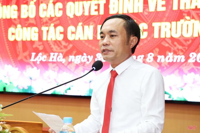 Phó Chủ tịch UBND xã Lộc Hà Lê Văn Hân báo cáo quá trình sắp xếp lại hệ thống trường học trên địa bàn.