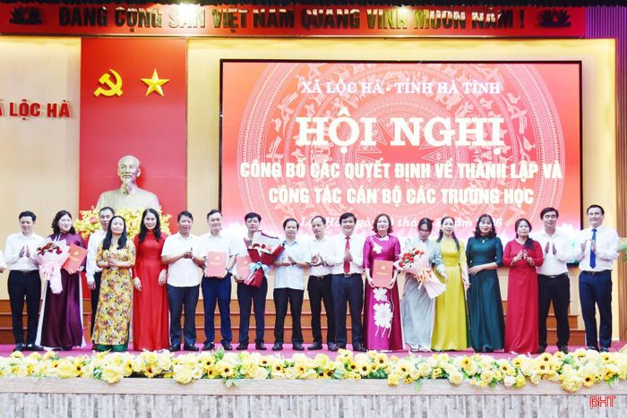 Trao quyết định thành lập các đảng bộ, chỉ định ban chấp hành và bí thư đảng bộ cho 3 nhà trường.