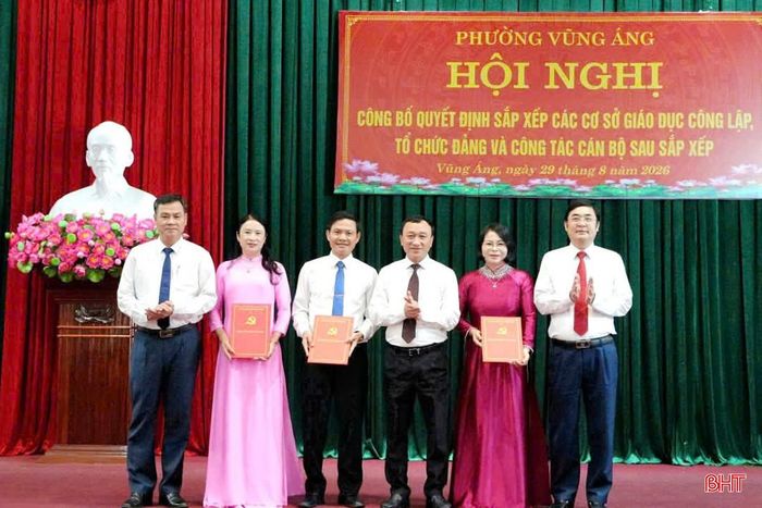 Thường trực Đảng ủy phường trao quyết định thành lập 3 đảng bộ trường học công lập sau sắp xếp. 