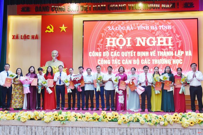Trao quyết định bổ nhiệm cho cán bộ quản lý các trường học sau sáp nhập.