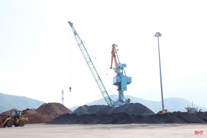 Các mặt hàng qua cảng Công ty CP Cảng quốc tế Lào – Việt chủ yếu là đá xây dựng, dăm gỗ, kali...