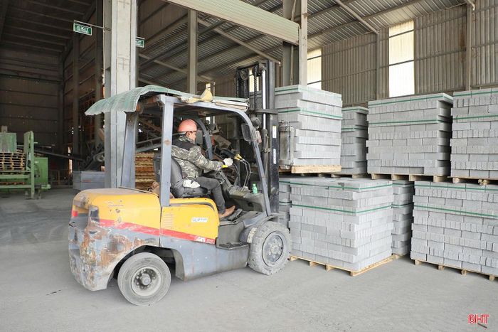 Hoạt động sản xuất tại nhà máy gạch không nung Công ty TNHH Đầu tư xây dựng Trần Châu – Viết Hải.