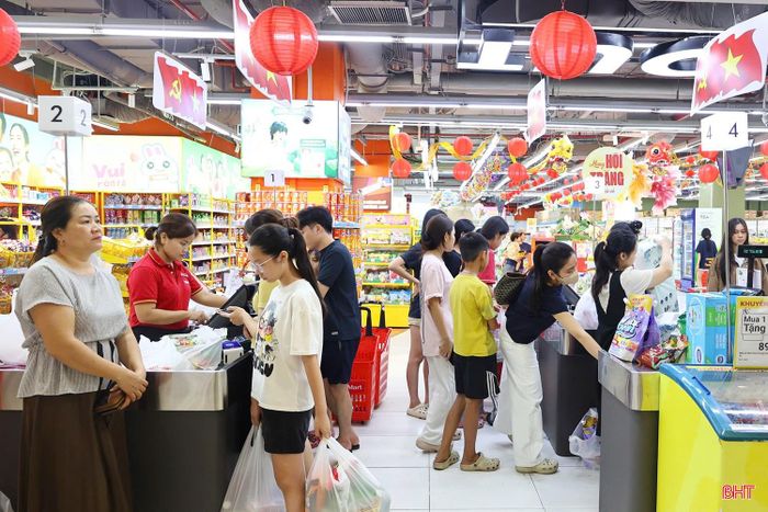  Đại diện WinMart Hà Tĩnh cho biết, sức mua trong những ngày đầu dịp nghỉ lễ tăng mạnh, với lượng khách cao gấp 4 - 5 lần ngày thường. Siêu thị đã chủ động bổ sung nguồn hàng, nâng mức dự trữ khoảng 40% để đáp ứng nhu cầu mua sắm và duy trì nguồn cung ổn định trong những ngày nghỉ. 