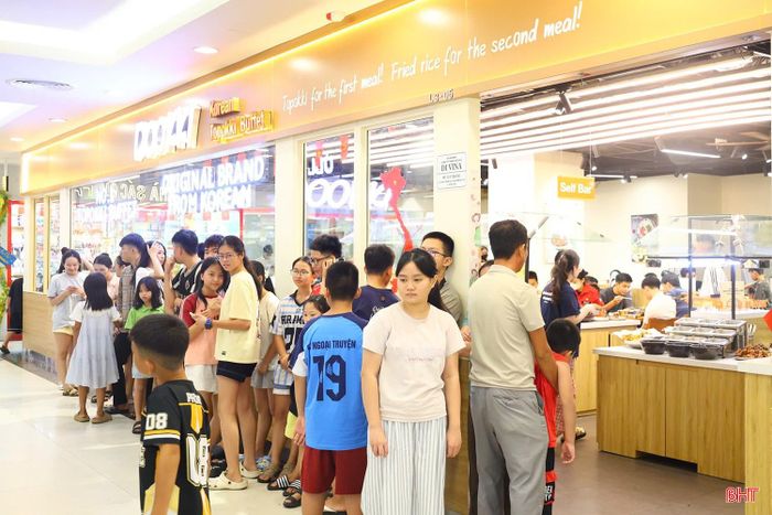 Các nhà hàng, khu ẩm thực trong khuôn viên trung tâm thương mại cũng nhộn nhịp hơn trong những ngày nghỉ lễ, thu hút đông thực khách đến dùng bữa, gặp gỡ và thư giãn.