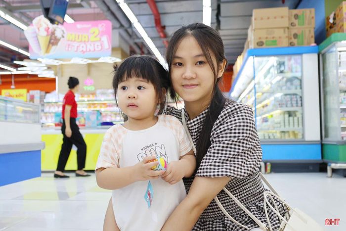  Chị Nguyễn Thị Thảo (xã Cẩm Xuyên) chia sẻ: “Dịp nghỉ lễ năm nay thời tiết khá thất thường nên gia đình tôi lựa chọn các điểm vui chơi trong nhà. Ở đây có nhiều hoạt động phù hợp với trẻ nhỏ, các con được vui chơi thoải mái, còn người lớn cũng có thể kết hợp mua sắm, ăn uống và trải nghiệm”. 