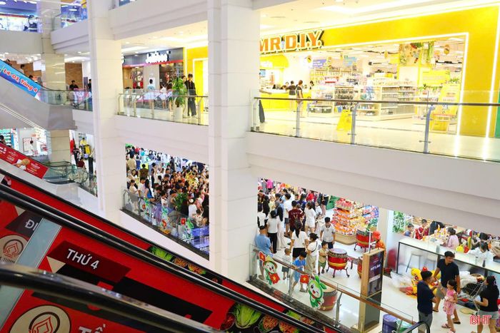Sức hút của các điểm mua sắm, vui chơi trong nhà không chỉ mang đến thêm lựa chọn giải trí, thư giãn đa dạng cho người dân trong kỳ nghỉ lễ mà còn góp phần kích cầu tiêu dùng, tạo thêm sức bật cho các hoạt động dịch vụ, thương mại trên địa bàn.