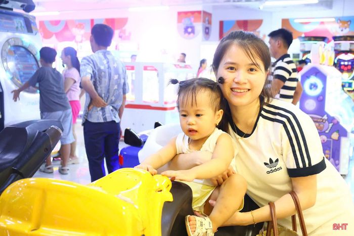 Tại các khu vui chơi trong nhà, nhiều gia đình tranh thủ thời gian nghỉ lễ 2/9 đưa con em đến vui chơi, trải nghiệm các hoạt động giải trí.