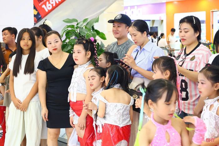 Ánh mắt thích thú, sự hào hứng của các em nhỏ đã góp phần tạo nên không khí rộn ràng, vui tươi, khiến không gian lễ hội thêm phần sôi động trong những ngày nghỉ lễ.