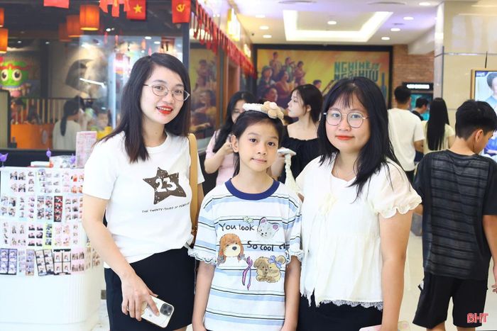  Chị Phạm Thị Hoài Thương (phường Hà Huy Tập - bên phải) cho hay: “Các điểm vui chơi, mua sắm trong nhà khá thuận tiện và không phải quá bận tâm đến thời tiết. Tại đây, dịch vụ cũng khá đầy đủ, từ mua sắm, ăn uống đến vui chơi, giải trí, phù hợp với nhiều lứa tuổi nên cả gia đình đều có thể cùng trải nghiệm”. 