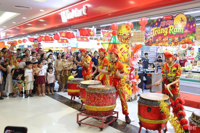 Cùng với hoạt động mua sắm, nhiều chương trình văn hóa, giải trí cũng được đơn vị tổ chức nhằm tạo thêm trải nghiệm cho khách hàng. Trong những ngày đầu kỳ nghỉ lễ, chương trình múa lân, đánh trống trong khuôn khổ lễ hội trăng rằm thu hút đông đảo người dân, đặc biệt là các em nhỏ đến xem, vui chơi và hòa mình vào không khí lễ hội.