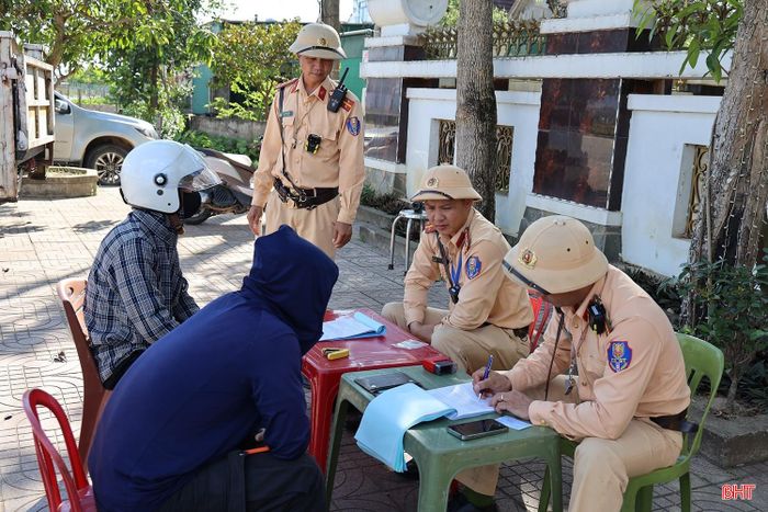  Lực lượng CSGT bám chốt, tăng cường tuần tra, kiểm soát và xử lý nghiêm các trường hợp vi phạm, góp phần bảo đảm trật tự, an toàn giao thông trong dịp lễ. Trong ảnh: Tại Km13+200 Quốc lộ 15B, đoạn qua xã Việt Xuyên, phòng CSGT tăng cường xử lý các hành vi vi phạm trật trự an toàn giao thông, đặc biệt là chạy quá tốc độ, nồng độ cồn,... Từ ngày 29/8 tới nay đơn vị xử lý hơn 200 trường hợp vi phạm. 