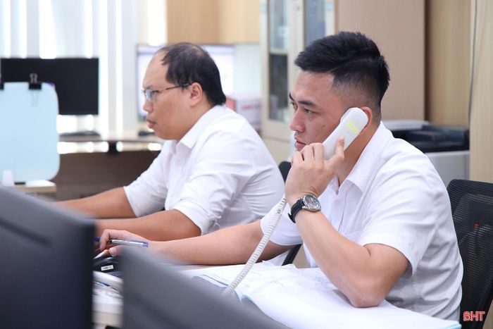  Ngành điện lực bảo đảm mọi phản ánh của người dân được tiếp nhận và xử lý kịp thời, hạn chế thấp nhất những ảnh hưởng đến sinh hoạt, sản xuất. Trong ảnh: Phòng Điều độ, Công ty Điện lực Hà Tĩnh bố trí trực 24/24 giờ, thường xuyên kiểm tra hệ thống, theo dõi phụ tải, tiếp nhận phản ánh sự cố về điện. 