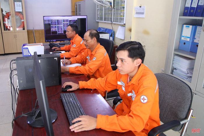  Cán bộ, công nhân ngành điện căng mình trực lễ, thường xuyên kiểm tra, theo dõi hệ thống, bảo đảm cung cấp điện an toàn, liên tục. Trong ảnh: Công nhân thuộc Điện lực Thành Sen, tỉnh Hà Tĩnh thực hiện nghiêm yêu cầu ca trực, bám sát tình hình diễn tiến liên quan điện trên địa bàn. 