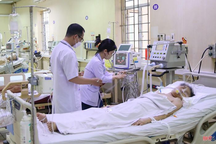  Tại Khoa Hồi sức tích cực, các y, bác sĩ luôn trong trạng thái tập trung cao độ để giành giật sự sống cho người bệnh. Ảnh chụp ngày 29/8 tại Khoa Hồi sức tích cực, Bệnh viện Đa khoa tỉnh Hà Tĩnh. 
