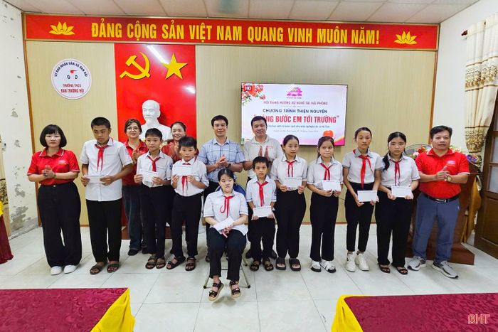 Đoàn cũng đã trao 10 suất quà cho các em học sinh tại Trường THCS Đan Trường Hội (xã Đan Hải).