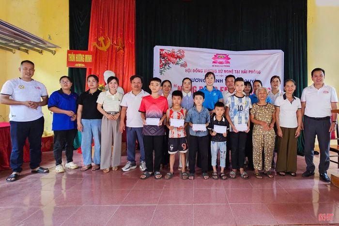 Theo đó, đoàn đã trực tiếp đến trao 5 suất quà cho các em có hoàn cảnh khó khăn tại xã Vũ Quang nhằm sẻ chia, động viên các em nỗ lực vươn lên trong học tập và cuộc sống.