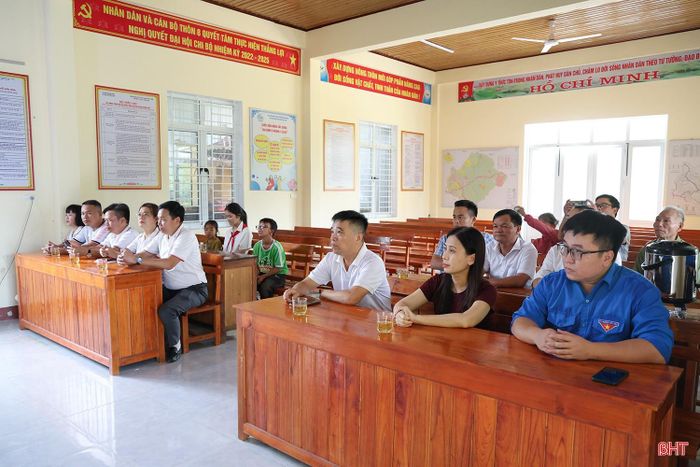 Trong dịp này, 58 suất quà, mỗi suất trị giá 1 triệu đồng được trao tới các em học sinh hoàn cảnh khó khăn, góp phần tiếp thêm động lực để các em vững bước vào năm học mới.