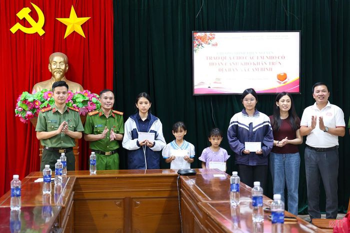 Tại xã Cẩm Bình, đoàn phối hợp Công an xã đã trao 5 suất quà, động viên các em học sinh tiếp tục nỗ lực rèn luyện, đạt nhiều thành tích tốt trong học tập.
