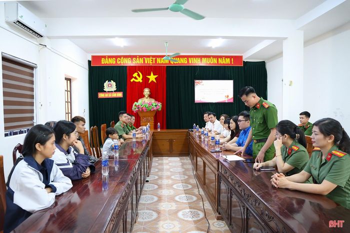 Nguồn kinh phí thực hiện chương trình thiện nguyện “Nâng bước em tới trường” được Hội đồng hương xứ Nghệ tại Hải Phòng huy động từ sự đóng góp của các hội viên và mạnh thường quân. Không chỉ hỗ trợ về vật chất, chương trình còn góp phần gắn kết tình cảm của những người con xa quê với quê hương, lan tỏa tinh thần “lá lành đùm lá rách”, sẻ chia với các em học sinh và những gia đình còn gặp nhiều khó khăn trong cuộc sống.