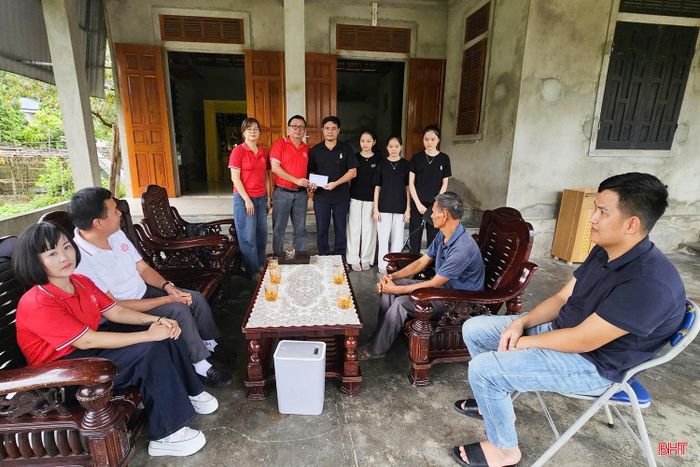 Ngoài ra, đại diện Ban liên lạc Hội đồng hương xứ Nghệ tại Hải Phòng đến thăm hỏi, động viên và trao quà cho 2 gia đình hoàn cảnh đặc biệt khó khăn là tại xã Nghi Xuân và Tứ Mỹ.