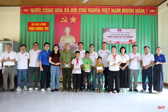 Tại xã Hà Linh, đại diện Ban liên lạc Hội đồng hương xứ Nghệ tại Hải Phòng, lãnh đạo Báo và phát thanh, truyền hình Hà Tĩnh trao 5 suất quà cho các em học sinh khó khăn trên địa bàn...