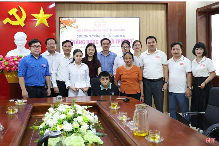 ... trao 5 suất quà cho các em học sinh tại trường THPT Lý Tự Trọng (xã Thạch Hà)