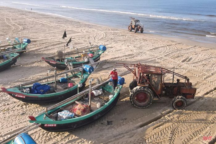 Tại xã Đồng Tiến, địa phương có 299 tàu thuyền đánh bắt gần bờ, điều kiện địa hình không cho phép đầu tư bến cảng quy mô lớn. Vì vậy, việc đưa thuyền lên xuống bãi chủ yếu dựa vào sức người và các phương tiện hỗ trợ tại chỗ.