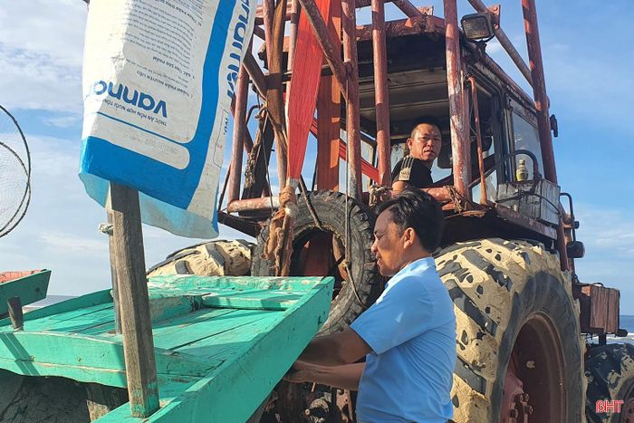 Ông Nguyễn Văn Thuyên - Trưởng thôn Đại Tiến, xã Đồng Tiến cho biết: “Trước đây mỗi lần đưa thuyền lên xuống bờ bà con rất vất vả, phải nhiều người hỗ trợ. Bây giờ có máy kéo nên công việc thuận lợi hơn rất nhiều, nhất là đối với những thuyền lớn”.