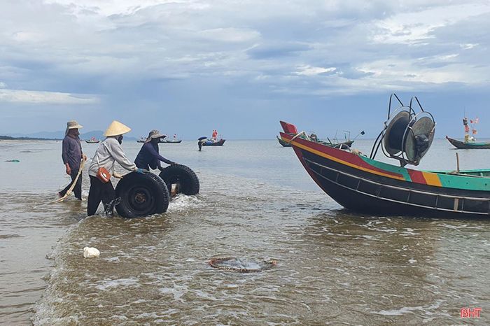 Công việc vừa mất thời gian, vừa tốn nhiều sức lực. Vào những ngày thời tiết diễn biến bất thường, việc đưa thuyền lên bờ càng trở nên cấp thiết.