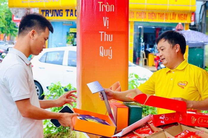 Với nhu cầu thưởng thức trong gia đình, những sản phẩm có giá vừa phải được nhiều người quan tâm. Trong khi đó, nhóm bánh hộp có hình thức đẹp, đa dạng sản phẩm thường được lựa chọn làm quà biếu, tặng trong dịp Trung thu.