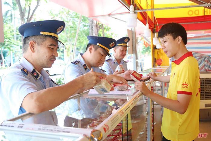 Để kiểm soát thị trường, bảo đảm quyền lợi người tiêu dùng trong dịp Tết Trung thu, Chi cục Quản lý thị trường Hà Tĩnh đã tăng cường kiểm tra, kiểm soát các mặt hàng có sức tiêu thụ cao, trọng tâm là việc chấp hành các quy định về an toàn thực phẩm, nguồn gốc xuất xứ đối với bánh Trung thu và đồ chơi trẻ em.