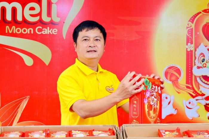  Anh Hoàng Kim Nga - đại diện quầy bánh Trung thu hãng Omeli (đường Phan Đình Phùng, phường Thành Sen) chia sẻ: “Thời điểm này, khách chủ yếu đến xem và tìm hiểu sản phẩm, chưa mua số lượng lớn. Với khách mua cho gia đình, thường chọn vài chiếc theo sở thích, còn khách mua biếu thì dành nhiều thời gian xem hộp, cách đóng gói. Chúng tôi đang theo dõi nhu cầu thực tế để điều chỉnh lượng hàng và cơ cấu sản phẩm trong những tuần tới”. 
