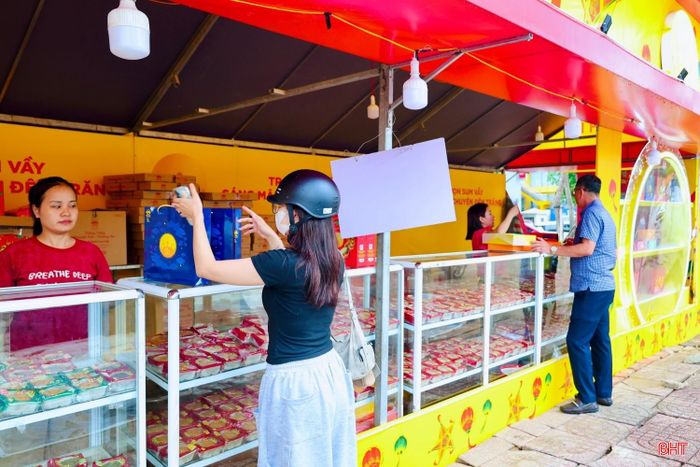  Nhiều khách hàng tìm đến các quầy bánh để tham khảo giá cả, mẫu mã, hương vị, từ đó lựa chọn sản phẩm phù hợp với nhu cầu và sở thích của gia đình. 
