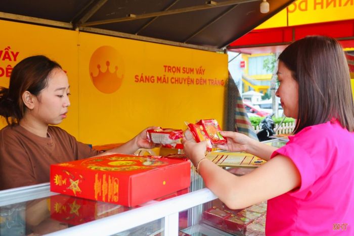  Theo ghi nhận tại các quầy hàng, trong dịp nghỉ lễ Quốc khánh 2/9, lượng khách tìm mua bánh Trung thu có xu hướng tăng. Nhiều người tranh thủ thời gian nghỉ lễ để chọn bánh sử dụng trong gia đình hoặc làm quà biếu, tặng người thân. 