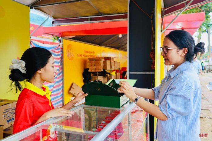 Chị Nguyễn Thị Vinh (xã Việt Xuyên) cho hay: “Tôi đã tham khảo bánh Trung thu ở một số cửa hàng, siêu thị và thấy năm nay sản phẩm khá phong phú, từ loại bình dân đến cao cấp. Giá bán giữa các dòng bánh có sự chênh lệch nhưng nhìn chung không biến động nhiều. Mẫu mã cũng được đầu tư khá bắt mắt, nên người mua có thêm nhiều lựa chọn tùy theo nhu cầu". 