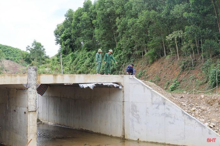  Ông Phan Đình Long, Phó Trưởng phòng Kinh tế, UBND xã Hương Khê, cho biết: “Đây là tuyến đường độc đạo ở địa bàn miền núi, thường xuyên chịu ảnh hưởng của mưa lớn, lũ quét, sạt lở. Việc thi công dang dở kéo dài gây nhiều khó khăn cho người dân, chính quyền địa phương và lực lượng làm nhiệm vụ tại khu vực biên giới. Địa phương mong các bên liên quan sớm bố trí nguồn vốn để hoàn thiện tuyến đường, bảo đảm an toàn giao thông, phục vụ cứu hộ, cứu nạn và phát triển kinh tế”. 